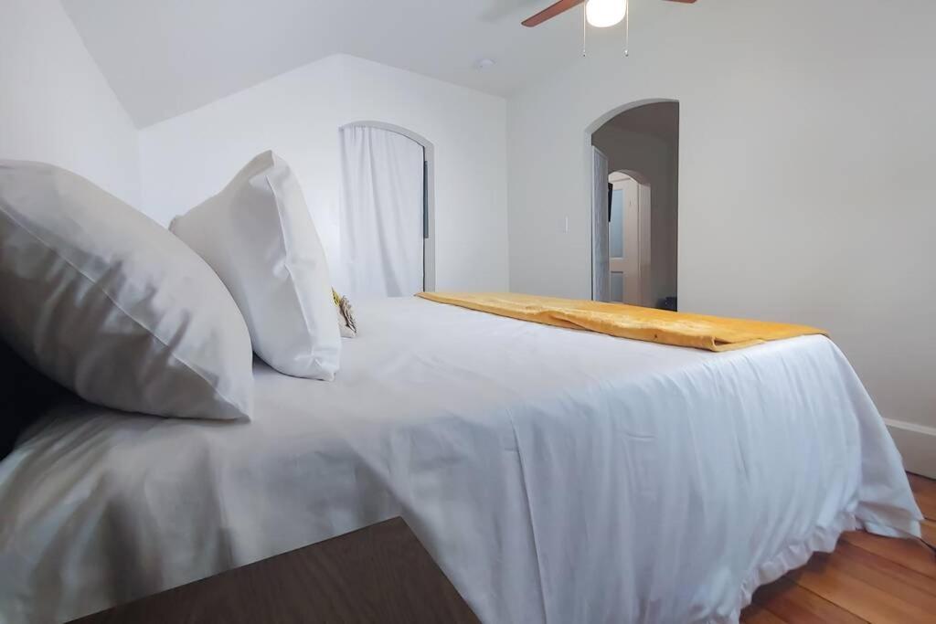 Historic W/Deck, King Bed & Air By Lake Michigan Manistee Extérieur photo